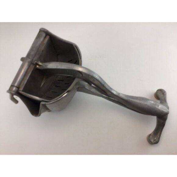 Wear-Ever Aluminum Hand Juicer Juice Press With Strainer Patent 1936 Canada - Picture 6 of 12